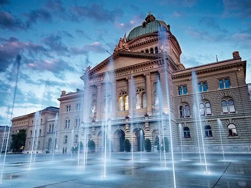 Bundeshaus in Bern mit Springbrunnen