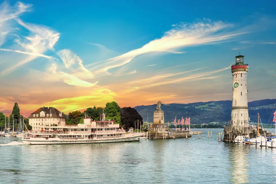 Hafeneinfahrt von Lindau am Bodensee mit Leuchtturm