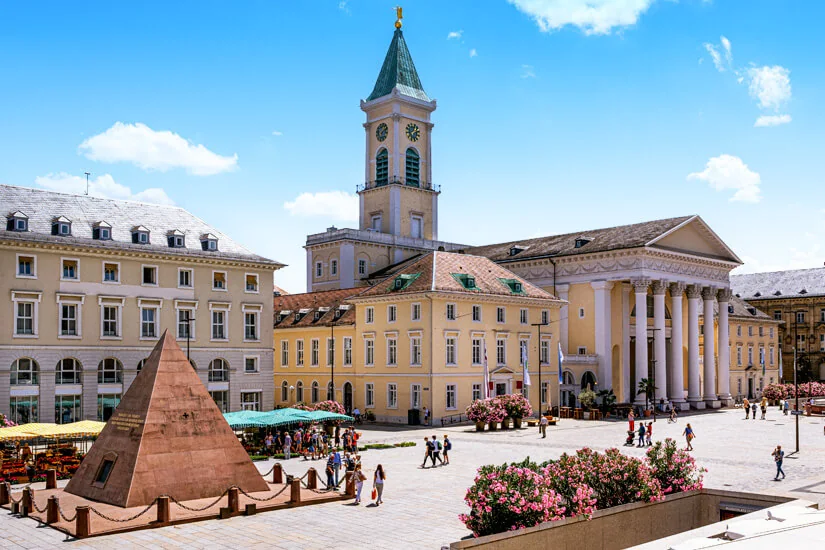 Marktplatz in Karlsruhe mit Pyramide und Stadtkirche
