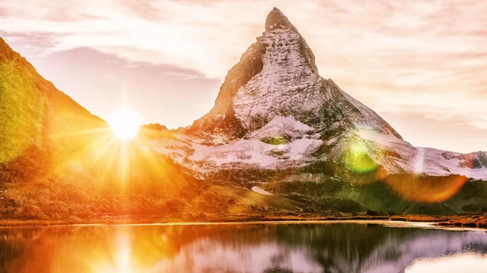Matterhorn mit Spiegelung im Bergsee