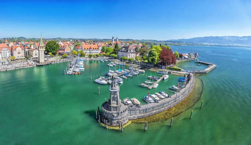 Blick auf Überlingen und den Hafen am Bodensee
