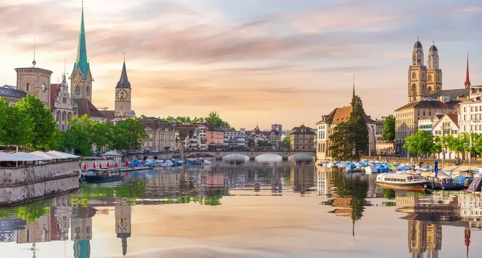 Blick über die Limmat auf die Zürcher Altstadt