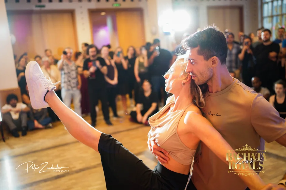 Alexej Luft und Florence Vouriot bei einer Tanzdemo auf einer früheren Ausgabe des Bachata Zouk Royals Festivals in Freiburg.