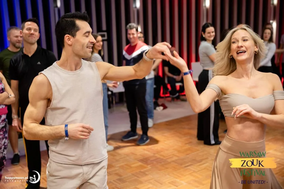 Alexej Luft und Florence Vouriot erklären eine Tanzbewegung in einem Workshop beim Warsaw Zouk Festival.