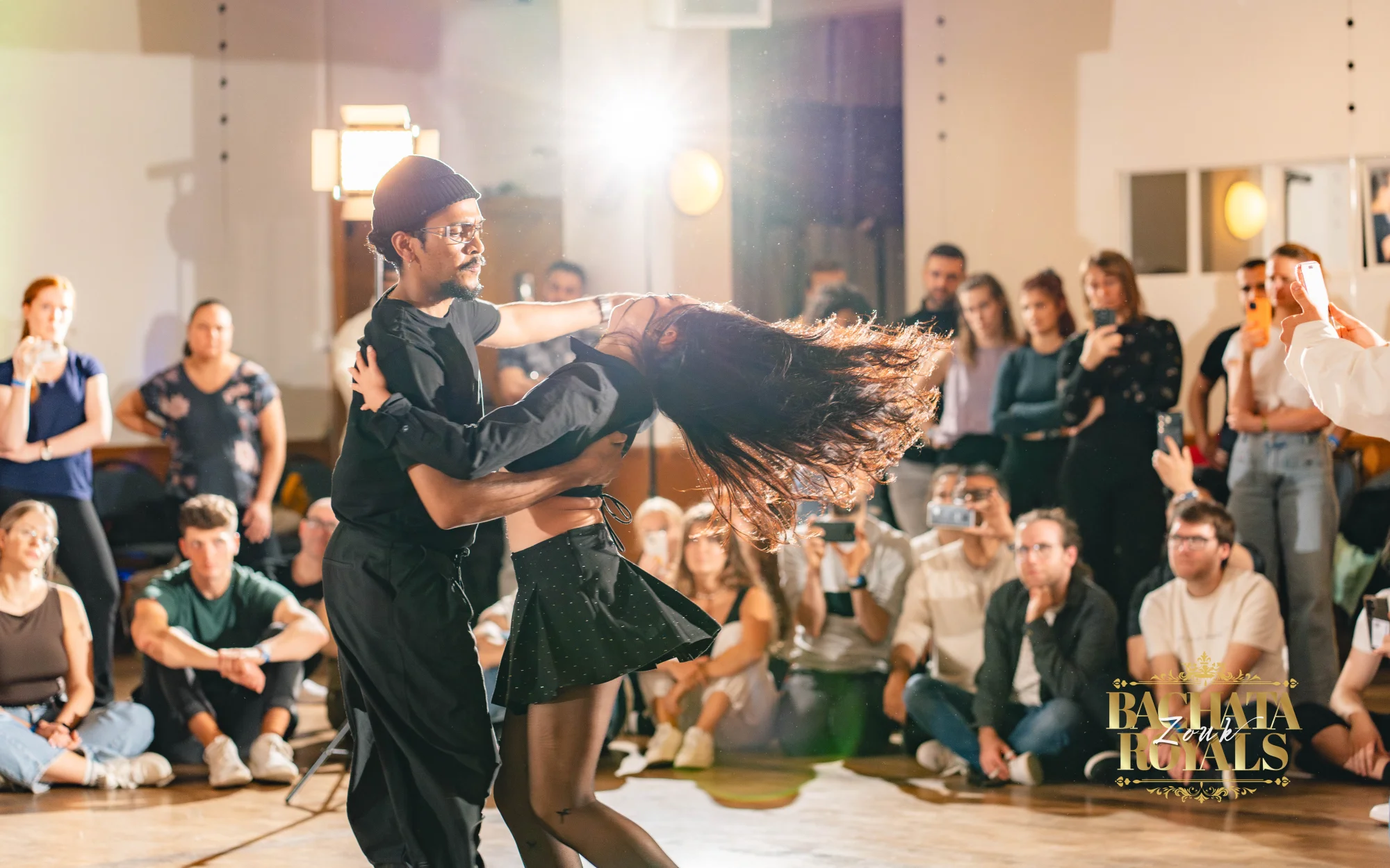 Showtanz-Paar beim Bachata Zouk Royals Festival vor Publikum im Ballhaus Freiburg