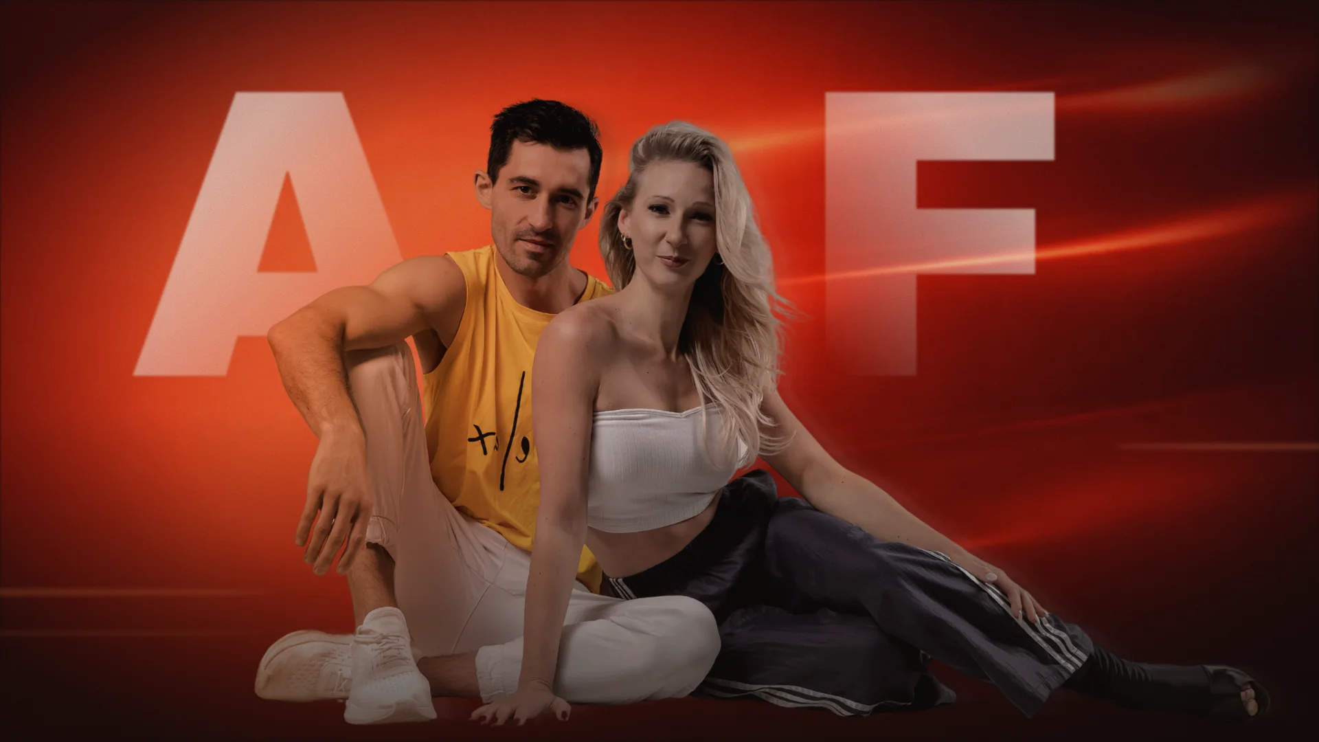 Alexej und Florence sitzen entspannt im Studio – das Team hinter Brazilian Zouk Freiburg